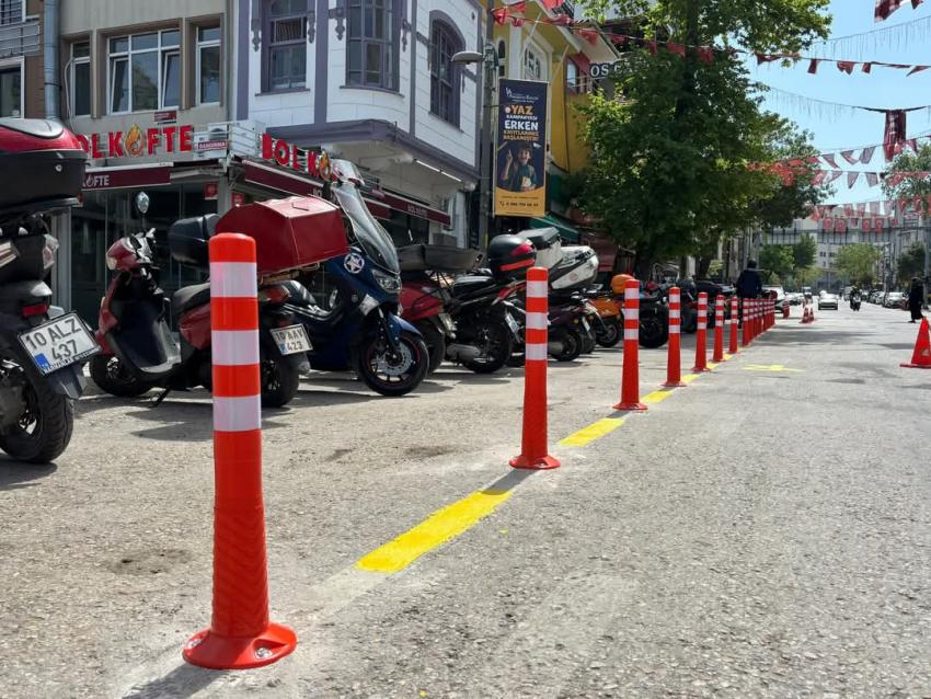 BANDIRMA’DA HİZMET ATAĞI: ÇEVRE DÜZENLEMESİ, ASFALT ONARIMI VE TRAFİK DÜZENLEMELERİ SÜRÜYOR