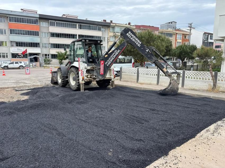 BANDIRMA’DA HİZMET ATAĞI: ÇEVRE DÜZENLEMESİ, ASFALT ONARIMI VE TRAFİK DÜZENLEMELERİ SÜRÜYOR