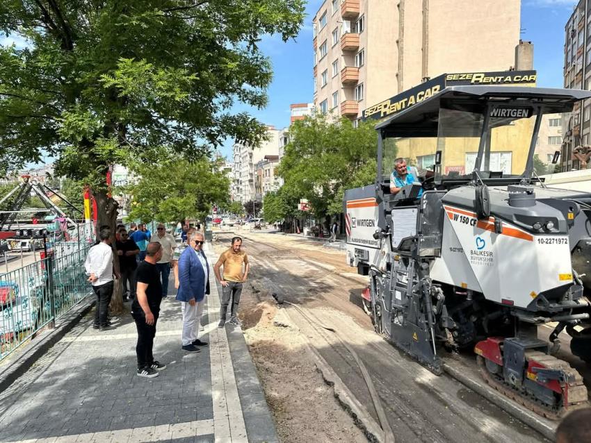 MEHMETÇİK CADDESİ’NDE YENİLEME ÇALIŞMALARI HIZLA SÜRÜYOR