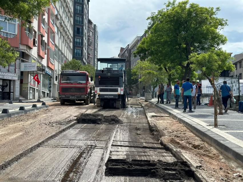 MEHMETÇİK CADDESİ’NDE YENİLEME ÇALIŞMALARI HIZLA SÜRÜYOR