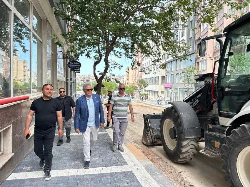 MEHMETÇİK CADDESİ’NDE YENİLEME ÇALIŞMALARI HIZLA SÜRÜYOR