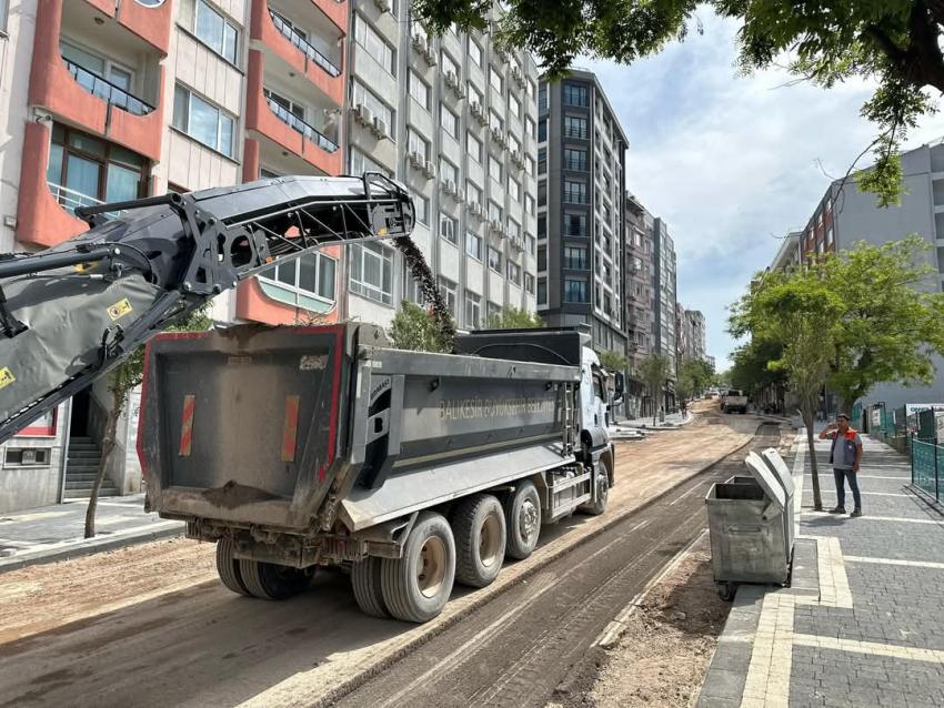 MEHMETÇİK CADDESİ’NDE YENİLEME ÇALIŞMALARI HIZLA SÜRÜYOR