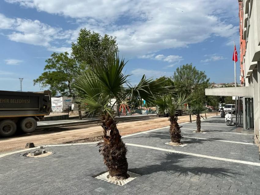 MEHMETÇİK CADDESİ’NDE YENİLEME ÇALIŞMALARI HIZLA SÜRÜYOR