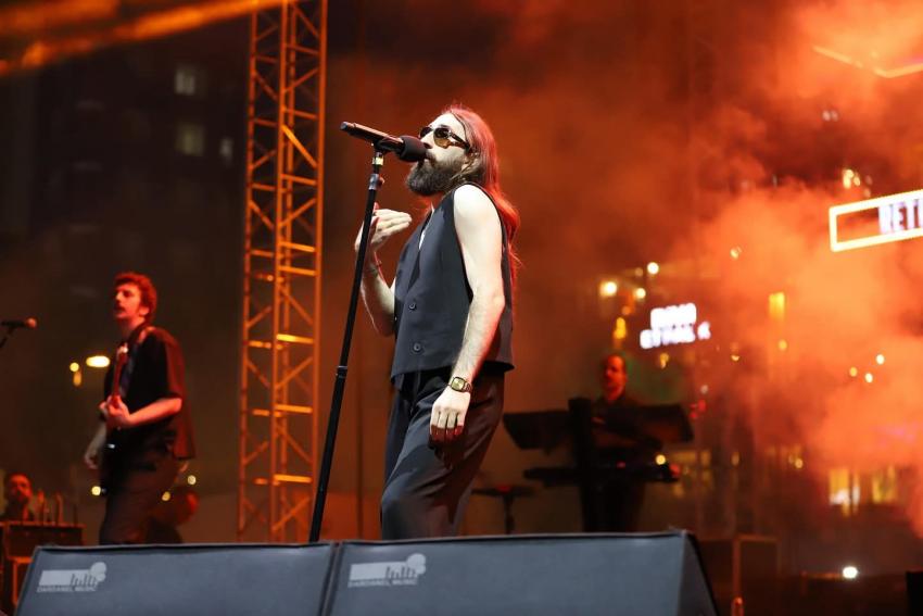 BANDIRMA’DA FESTİVAL COŞKUSU EMRE FEL KONSERİYLE ZİRVEYE ULAŞTI