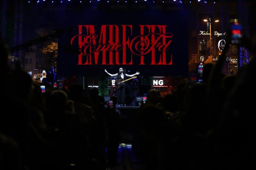 BANDIRMA’DA FESTİVAL COŞKUSU EMRE FEL KONSERİYLE ZİRVEYE ULAŞTI