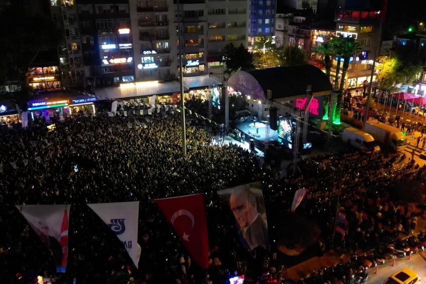 BANDIRMA’DA FESTİVAL COŞKUSU EMRE FEL KONSERİYLE ZİRVEYE ULAŞTI