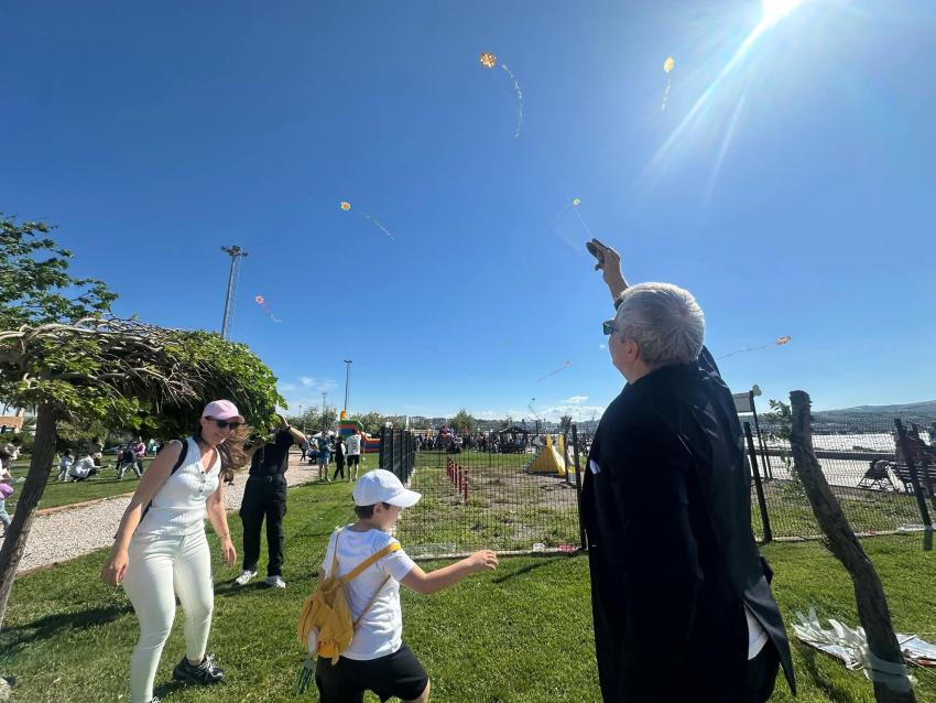 UÇURTMALAR GÖKYÜZÜNÜ RENKLENDİRDİ, BANDIRMA SAHİLİ ŞENLİK ALANINA DÖNÜŞTÜ!