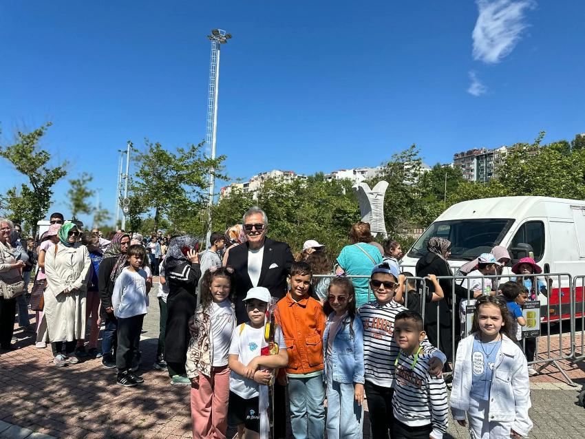 UÇURTMALAR GÖKYÜZÜNÜ RENKLENDİRDİ, BANDIRMA SAHİLİ ŞENLİK ALANINA DÖNÜŞTÜ!