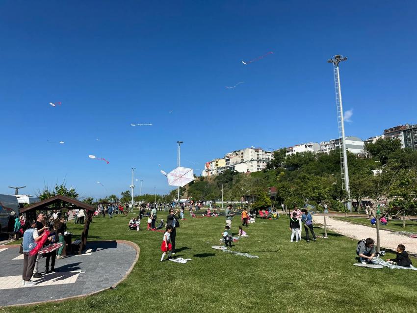 UÇURTMALAR GÖKYÜZÜNÜ RENKLENDİRDİ, BANDIRMA SAHİLİ ŞENLİK ALANINA DÖNÜŞTÜ!