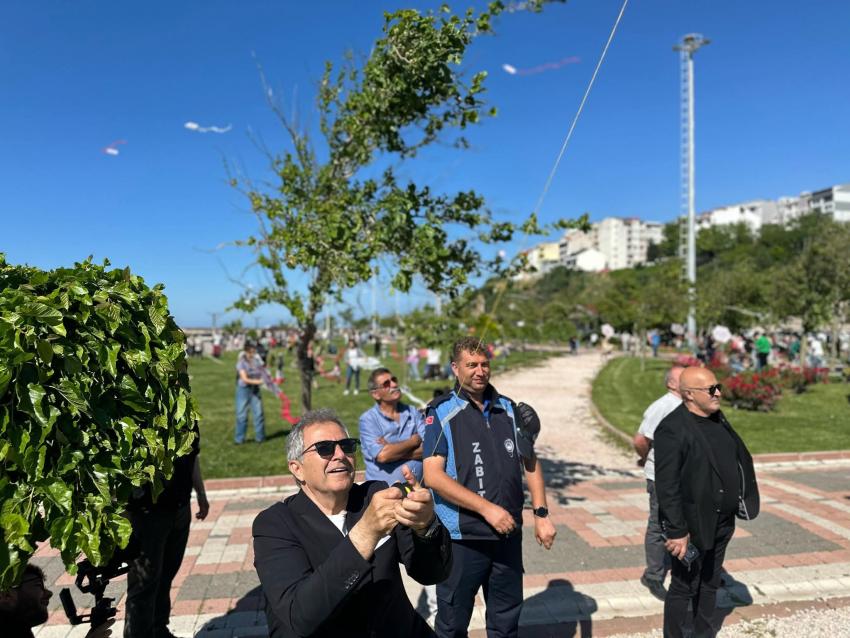 UÇURTMALAR GÖKYÜZÜNÜ RENKLENDİRDİ, BANDIRMA SAHİLİ ŞENLİK ALANINA DÖNÜŞTÜ!