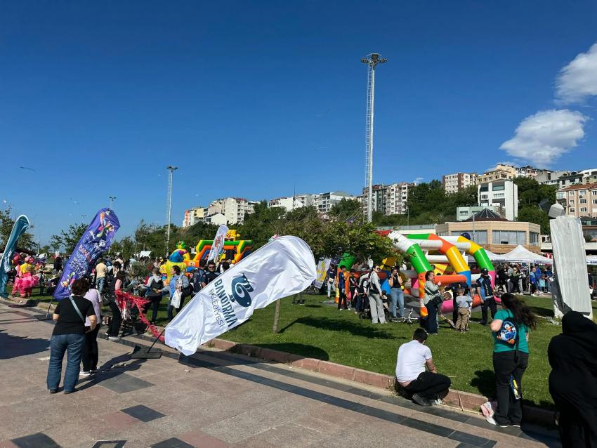 UÇURTMALAR GÖKYÜZÜNÜ RENKLENDİRDİ, BANDIRMA SAHİLİ ŞENLİK ALANINA DÖNÜŞTÜ!