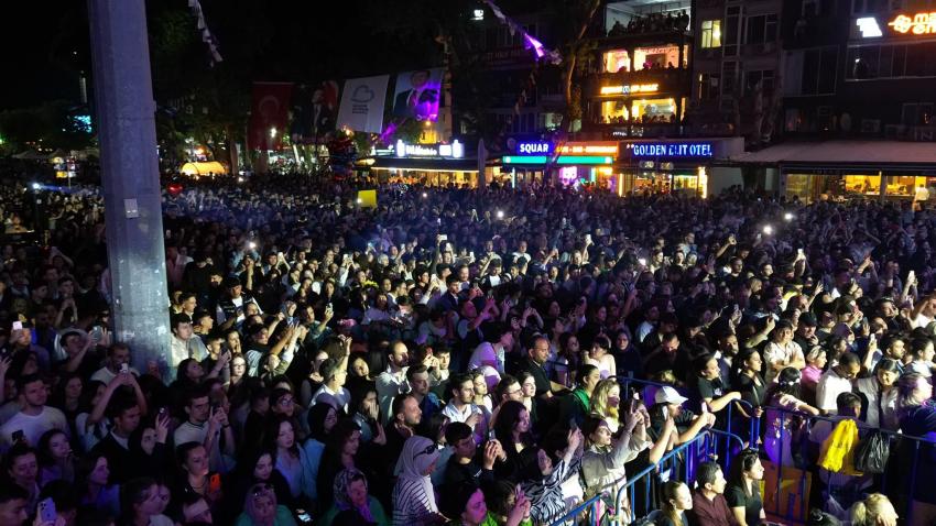 34. ULUSLARARASI BANDIRMA KUŞCENNETİ KÜLTÜR VE TURİZM FESTİVALİ DERYA BEDAVACI KONSERİYLE FİNAL YAPTI