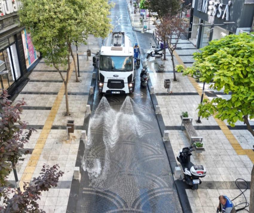 BANDIRMA BELEDİYESİ’NDEN SABAHIN İLK SAATLERİNDE TEMİZLİK MESAİSİ