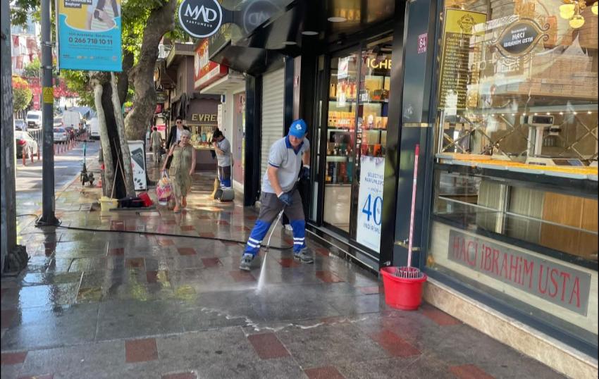 BANDIRMA BELEDİYESİ’NDEN SABAHIN İLK SAATLERİNDE TEMİZLİK MESAİSİ