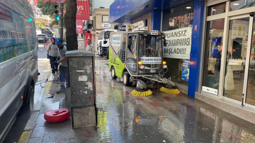 BANDIRMA BELEDİYESİ’NDEN SABAHIN İLK SAATLERİNDE TEMİZLİK MESAİSİ