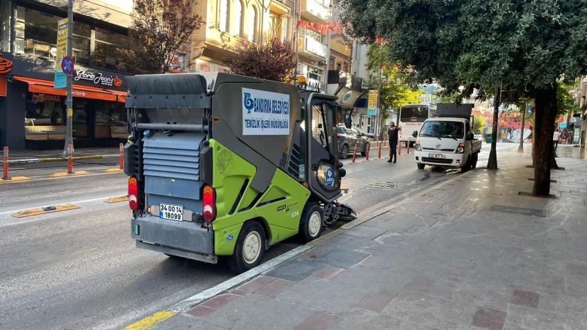 BANDIRMA BELEDİYESİ’NDEN SABAHIN İLK SAATLERİNDE TEMİZLİK MESAİSİ