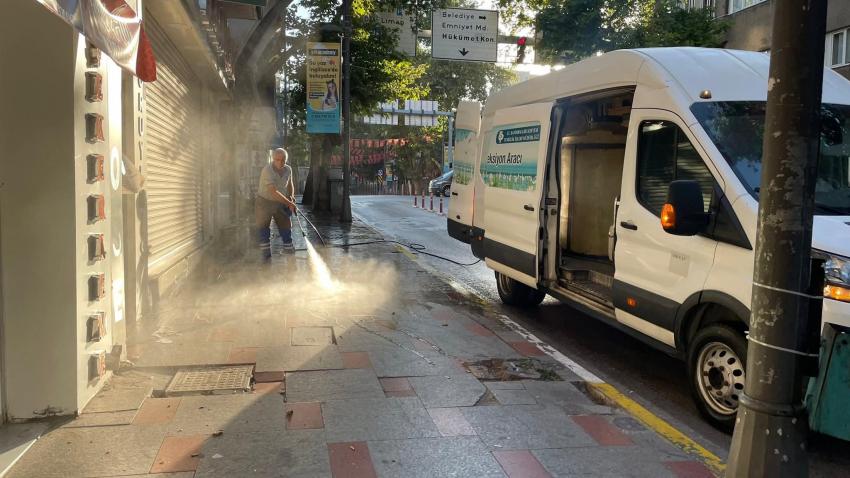 BANDIRMA BELEDİYESİ’NDEN SABAHIN İLK SAATLERİNDE TEMİZLİK MESAİSİ