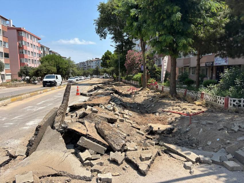 MEHMETÇİK CADDESİ’NDE YAYA KALDIRIMI ÇALIŞMALARI BAŞLADI