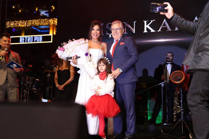 Bandırma’da Cumhuriyet Coşkusu: Işın Karaca Sahne Aldı