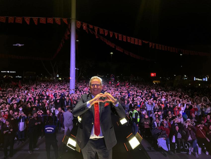 Bandırma’da Cumhuriyet Coşkusu: Işın Karaca Sahne Aldı