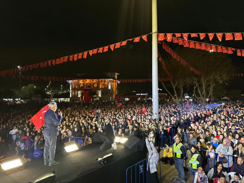 Bandırma’da Cumhuriyet Coşkusu: Işın Karaca Sahne Aldı
