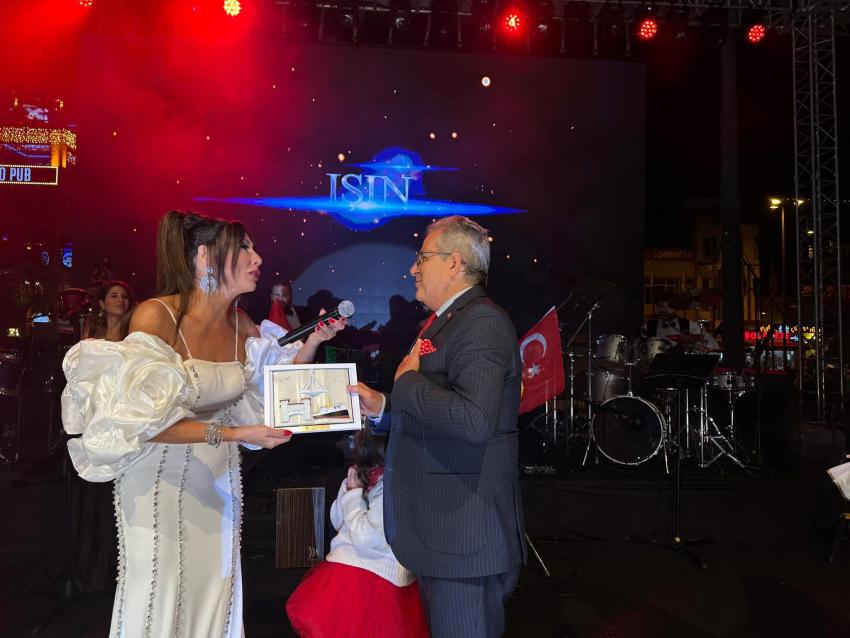 Bandırma’da Cumhuriyet Coşkusu: Işın Karaca Sahne Aldı