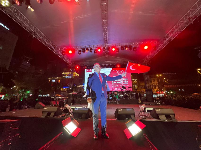 Bandırma’da Cumhuriyet Coşkusu: Işın Karaca Sahne Aldı