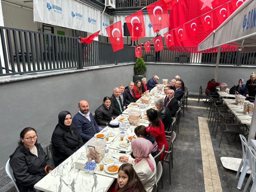 BANDIRMA’DA CUMHURİYET COŞKUSU: GELENEKSEL CUMHURİYET YEMEĞİ’NDE BİRLİK VE DAYANIŞMA MESAJI