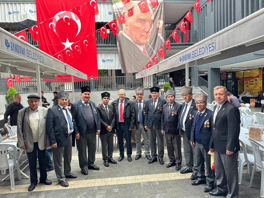 BANDIRMA’DA CUMHURİYET COŞKUSU: GELENEKSEL CUMHURİYET YEMEĞİ’NDE BİRLİK VE DAYANIŞMA MESAJI