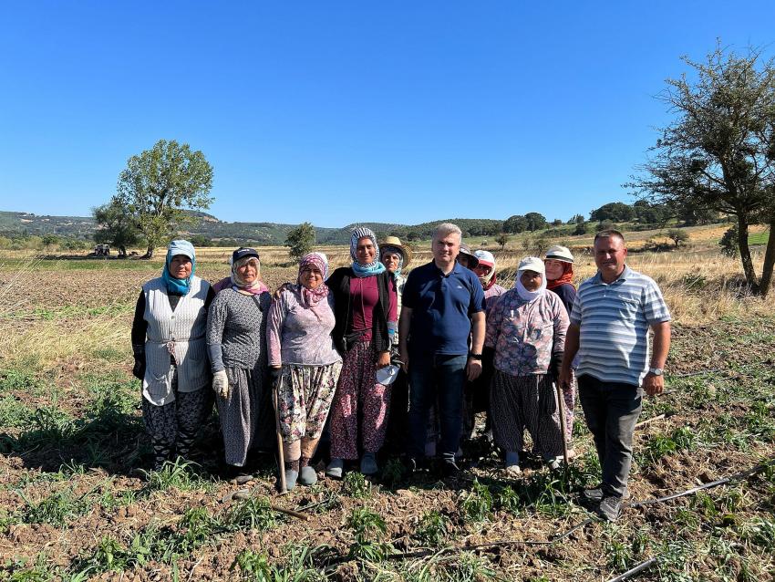 MİLLETVEKİLİ CANBEY BİBER FİDESİNİ DİKİME HAZIRLAYAN ÜRETİCİLERİ ZİYARET ETTİ