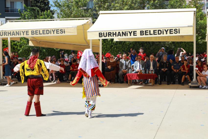 İlköğretim Haftası Burhaniye’de Düzenlenen Törenle Kutlandı