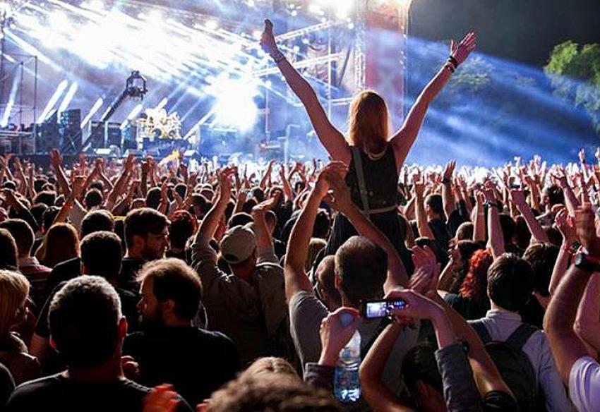 BURHANIYE CHP MECLIS ÜYESI TARIK ERDIL'DEN, ROCK FESTIVALININ İPTAL KARARINA TEPKI