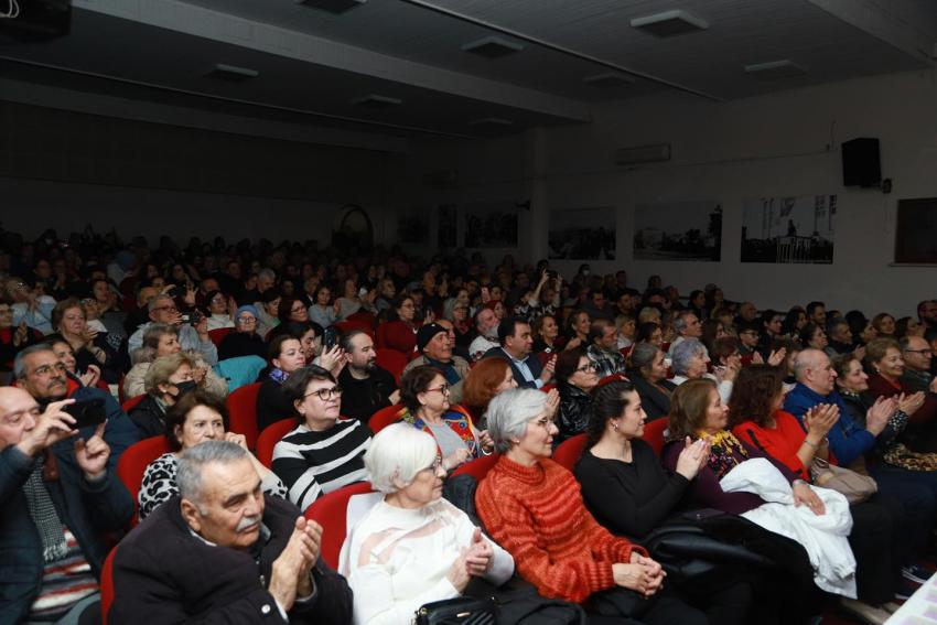 Burhaniye Belediyesi Kadın Korosu İlk Konserini Düzenledi