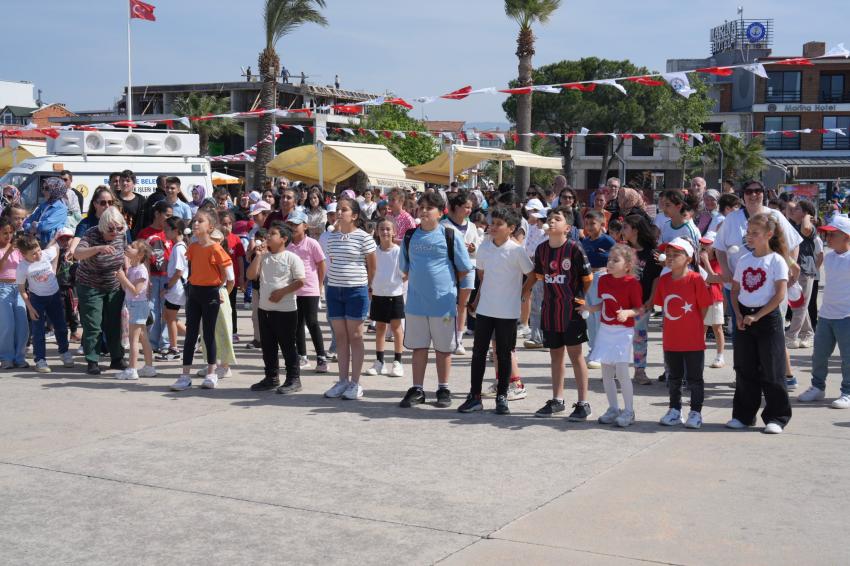 BURHANİYE’DE ÇOCUKLAR BAYRAMLARINI GÖNÜLLERİNCE YAŞADI