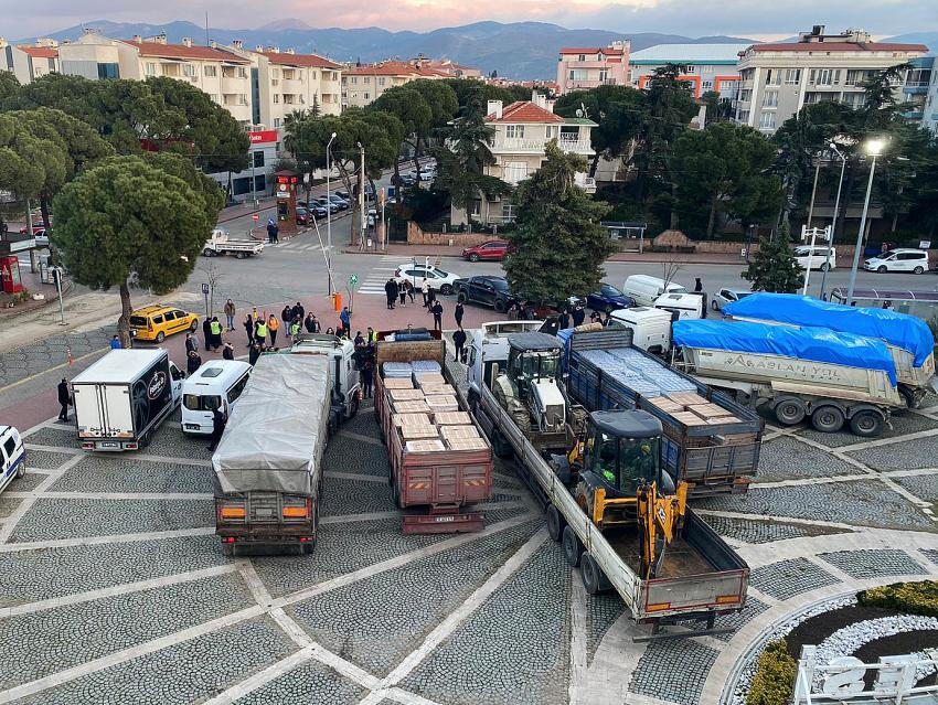 BURHANİYE’DEN DEPREM BÖLGESİNE YARDIMLAR DEVAM EDİYOR