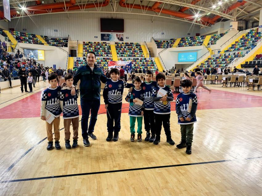 BURHANİYELİ SATRANÇ SPORCULARI EVE KUPA İLE DÖNDÜ