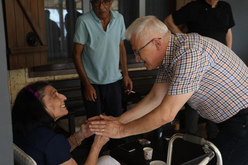 BAŞKAN DEVECİLER’DEN HUZUREVİ SAKİNLERİNE SÜRPRİZ ZİYARET