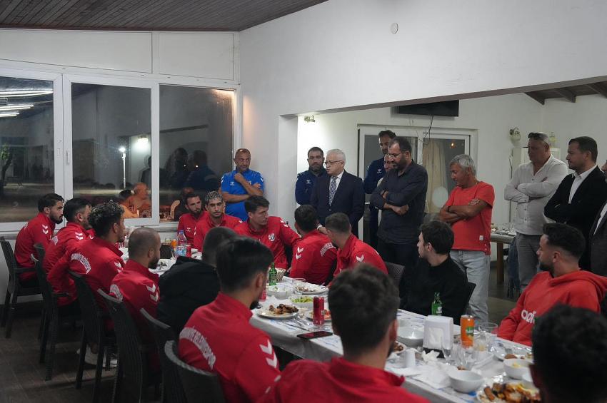 Başkan Deveciler, Burhaniye Belediyespor Futbol A Takımı İle  Yeni Sezon Öncesi Moral Yemeğinde Buluştu