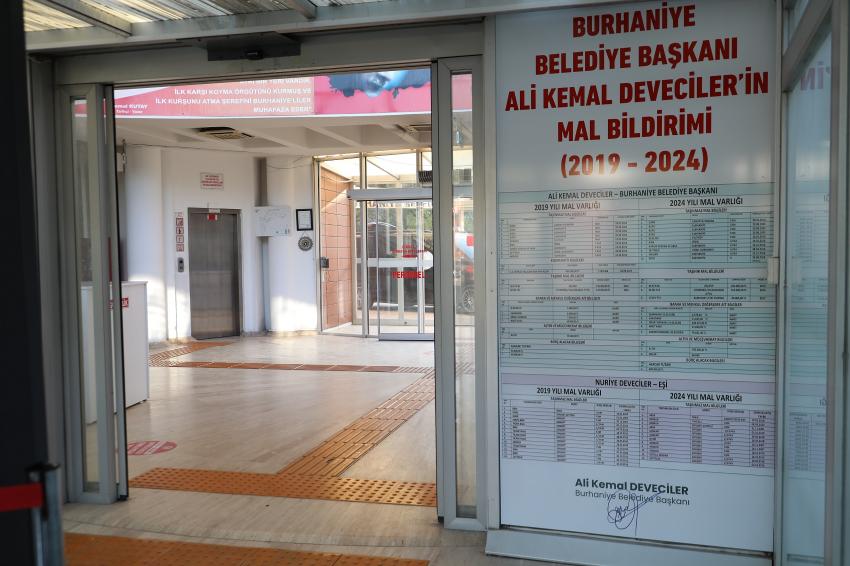 BAŞKAN DEVECİLER MAL BEYANINI BELEDİYENİN GİRİŞİNE ASTI