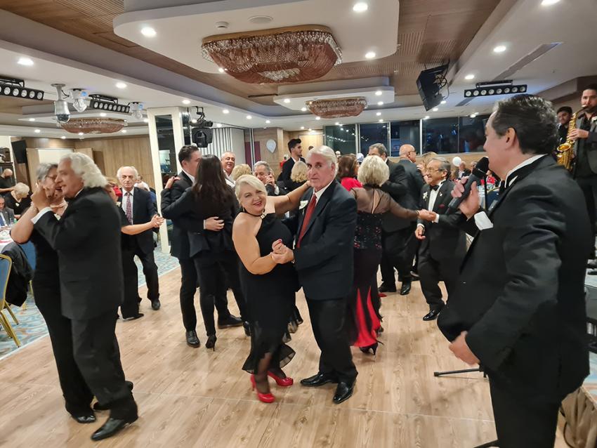 EDREMİT KENT KONSEYİ’NDEN MUHTEŞEM CUMHURİYET BALOSU