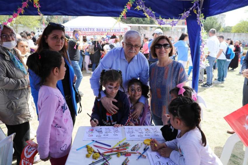 ''ÇOCUKLAR SEVINDI, BÜYÜKLER ÖVÜNDÜ''