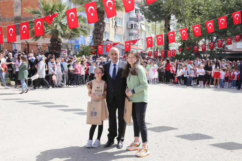 EDREMİT’TE 23 NİSAN COŞKUYLA KUTLANDI