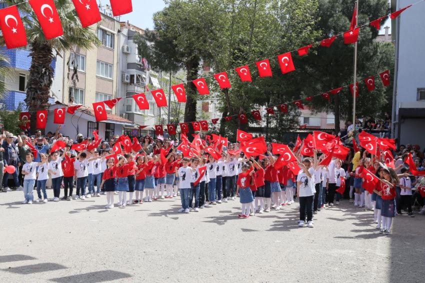 EDREMİT’TE 23 NİSAN COŞKUYLA KUTLANDI