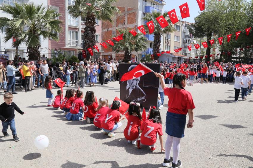 EDREMİT’TE 23 NİSAN COŞKUYLA KUTLANDI