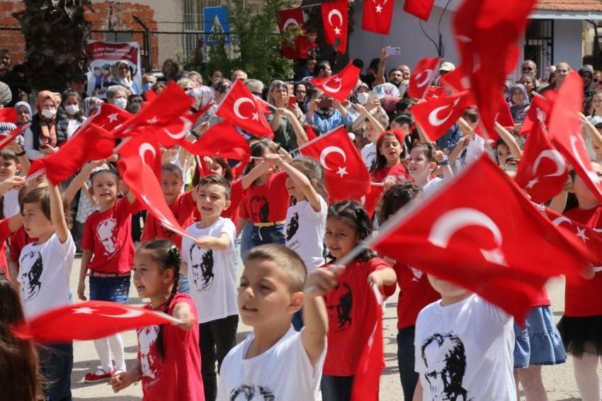 EDREMİT’TE 23 NİSAN COŞKUYLA KUTLANDI