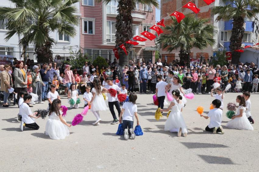 EDREMİT’TE 23 NİSAN COŞKUYLA KUTLANDI