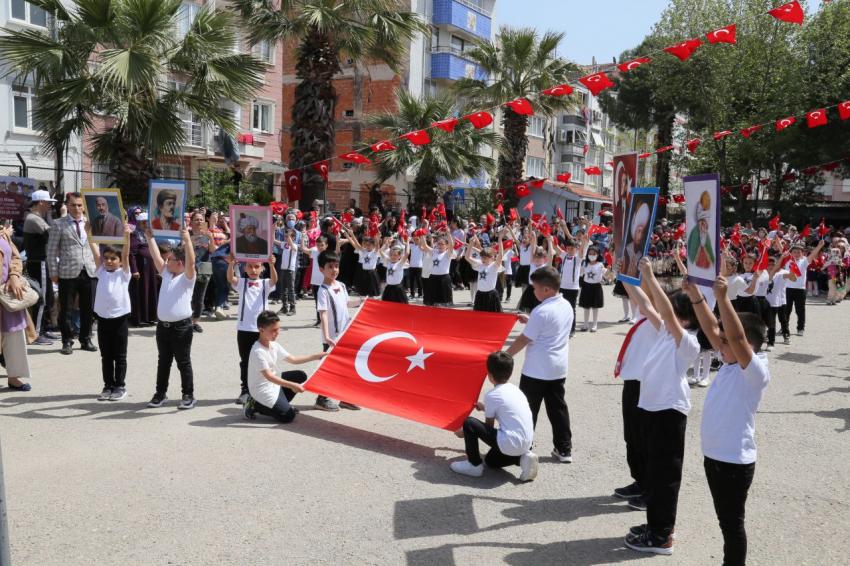 EDREMİT’TE 23 NİSAN COŞKUYLA KUTLANDI