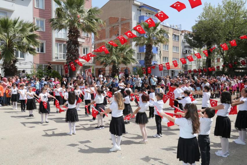 EDREMİT’TE 23 NİSAN COŞKUYLA KUTLANDI