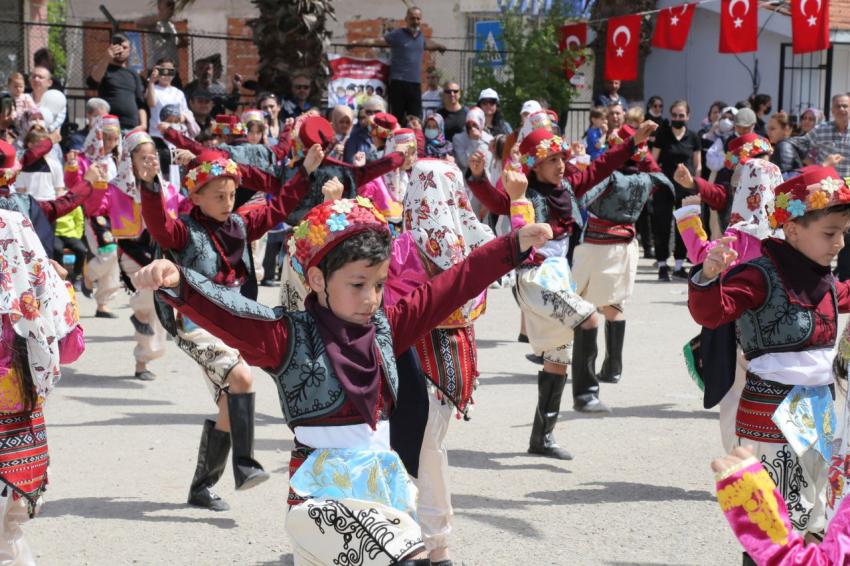 EDREMİT’TE 23 NİSAN COŞKUYLA KUTLANDI