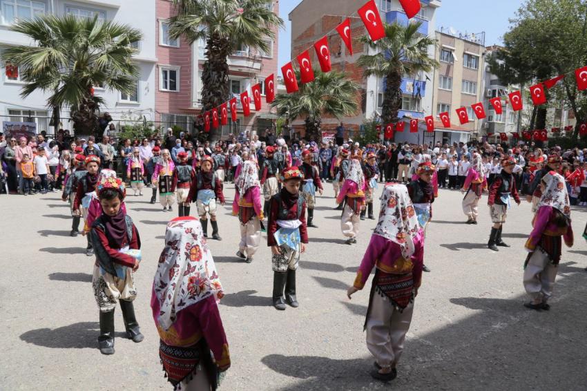 EDREMİT’TE 23 NİSAN COŞKUYLA KUTLANDI